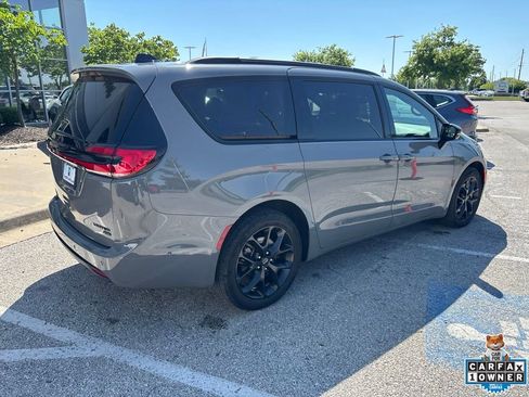 Used 2025 Chrysler Pacifica Limited AWD/4WD image 23