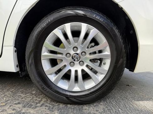 Used 2017 Toyota Sienna XLE Premium FWD image 27
