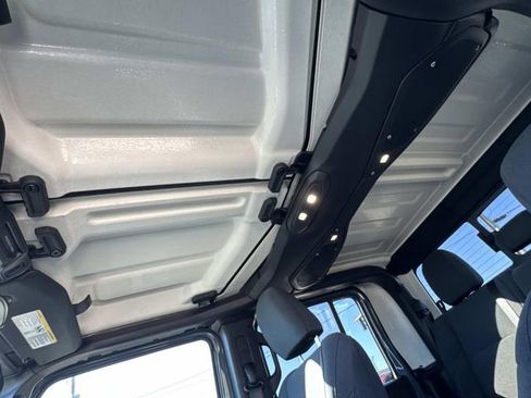 Used 2025 Jeep Gladiator Sport image 15