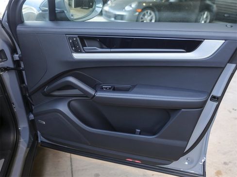 New 2026 Porsche Cayenne S image 33