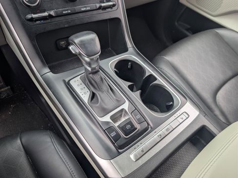 Used 2022 Kia Carnival LX image 19