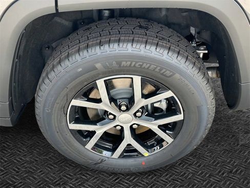 New 2025 Jeep Grand Cherokee L Limited w/ Trailer Tow Package AWD/4WD image 6