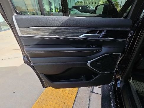 Used 2022 Jeep Wagoneer Series III RWD image 23