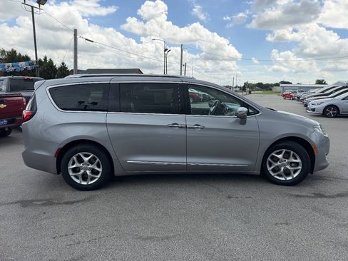 Used 2020 Chrysler Pacifica Limited FWD image 5