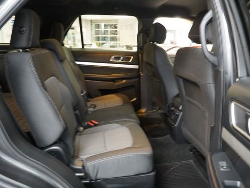 Used 2017 Ford Explorer XLT image 27