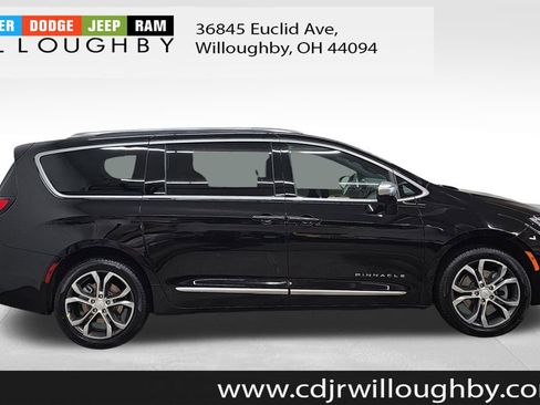 New 2026 Chrysler Pacifica Pinnacle image 4