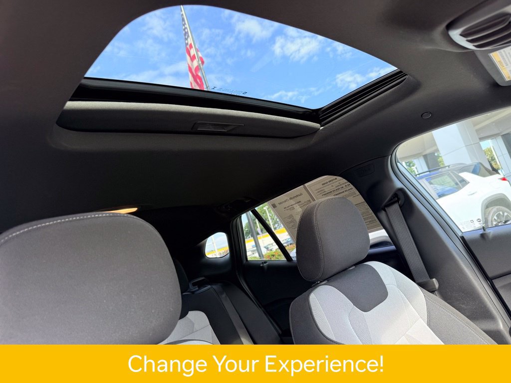 Used 2025 Chevrolet Trax RS w/ Sunroof Package FWD image 7