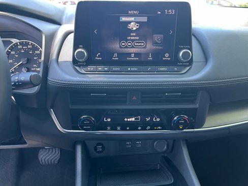Used 2025 Nissan Rogue SV FWD image 17