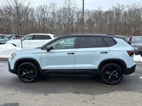 Certified 2025 Volkswagen Taos SE image 7