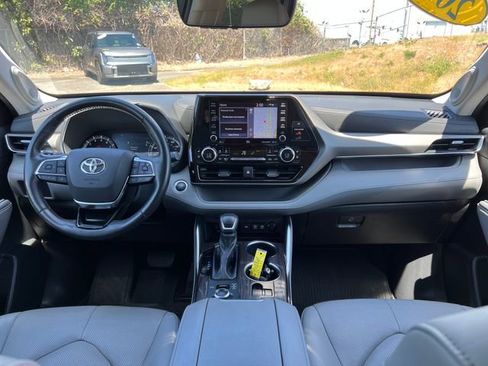 Used 2021 Toyota Highlander Limited AWD/4WD image 11