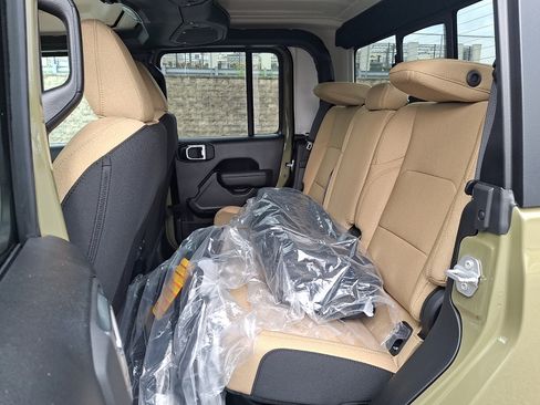 Used 2026 Jeep Gladiator Willys AWD/4WD image 7