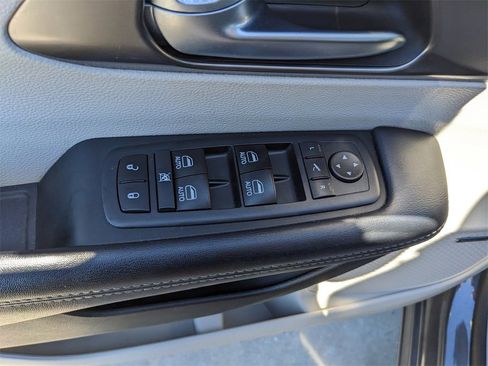 Used 2017 Chrysler Pacifica Limited image 23