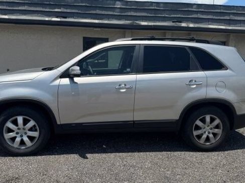 Used 2013 Kia Sorento LX w/ Convenience Pkg FWD image 3