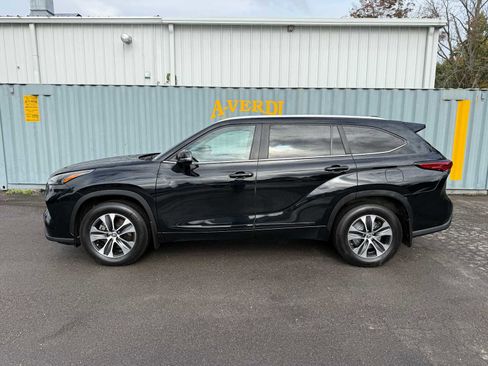 Used 2023 Toyota Highlander XLE image 8