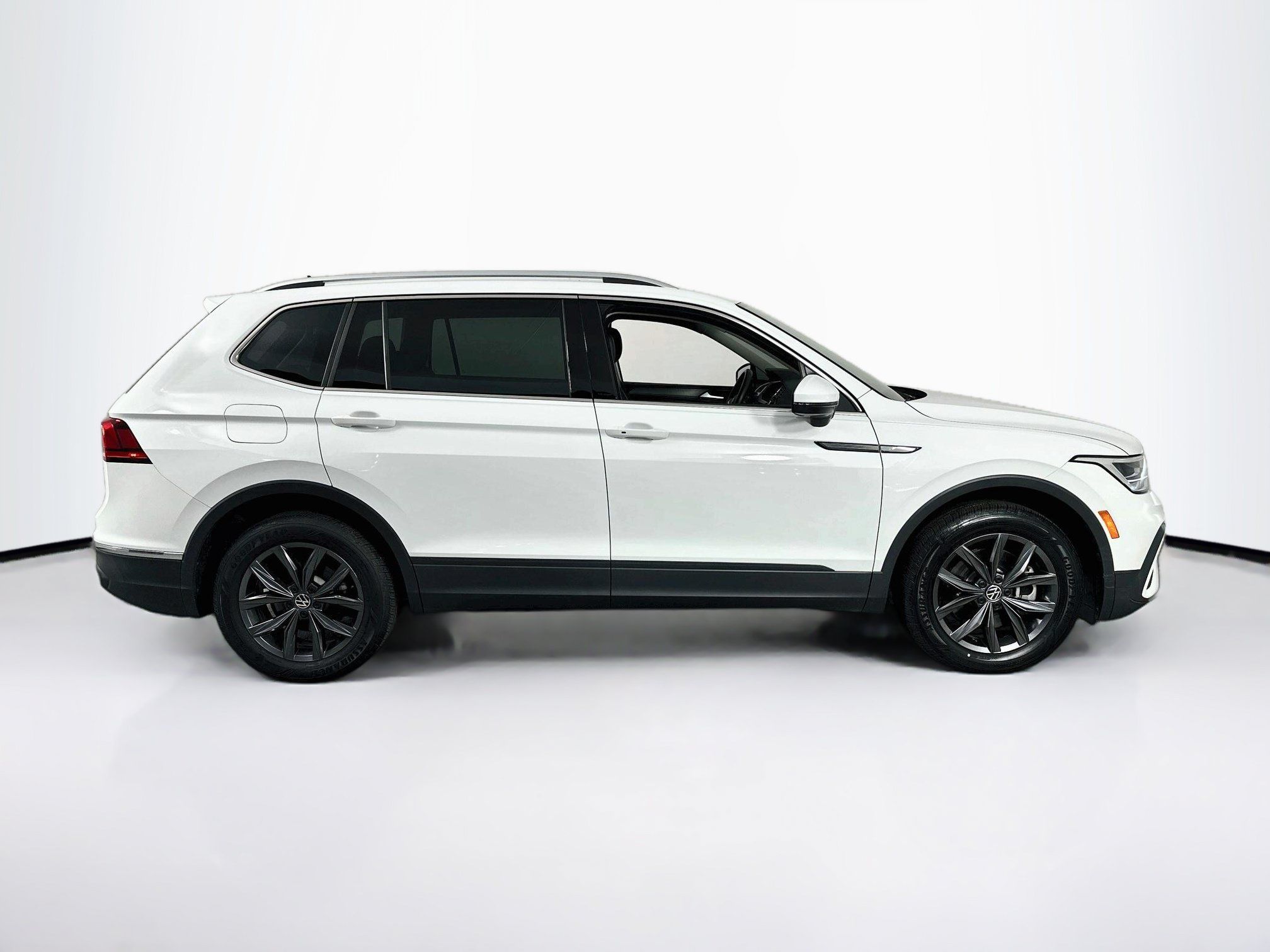Used 2022 Volkswagen Tiguan SE FWD image 4
