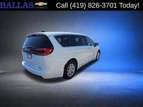 Used 2024 Chrysler Pacifica Touring-L FWD image 8