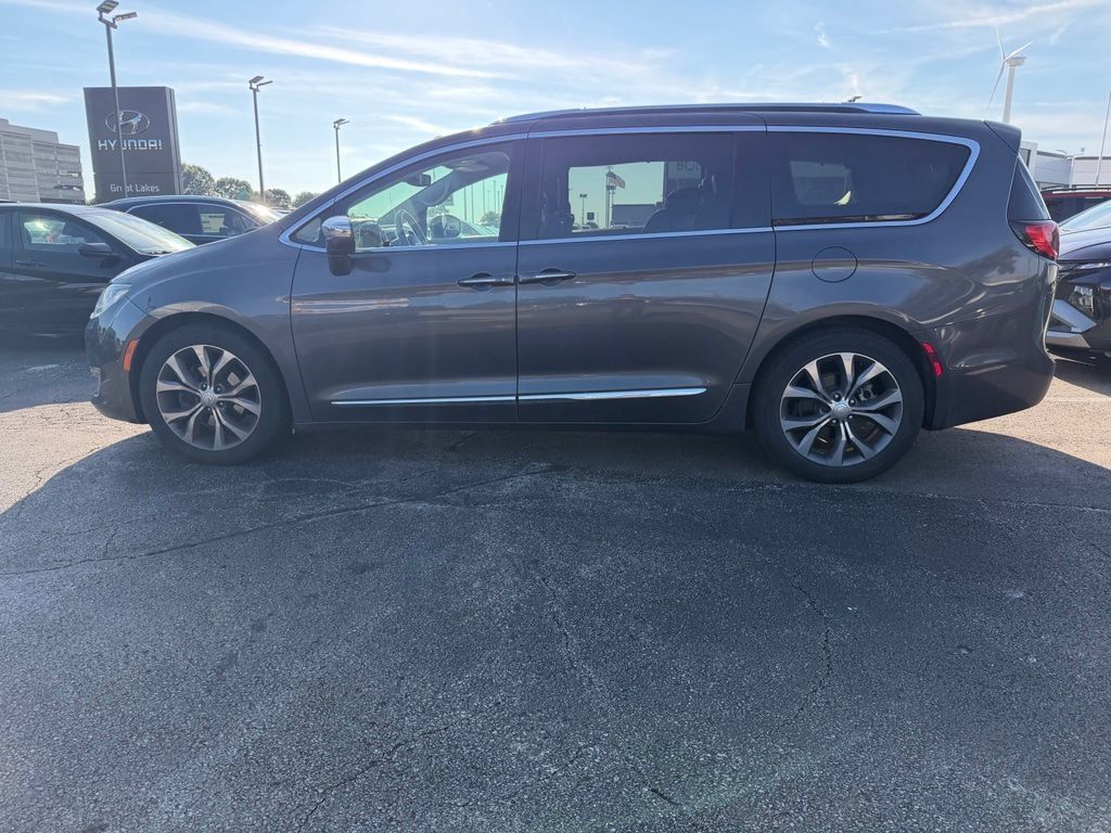 Used 2017 Chrysler Pacifica Limited FWD image 1