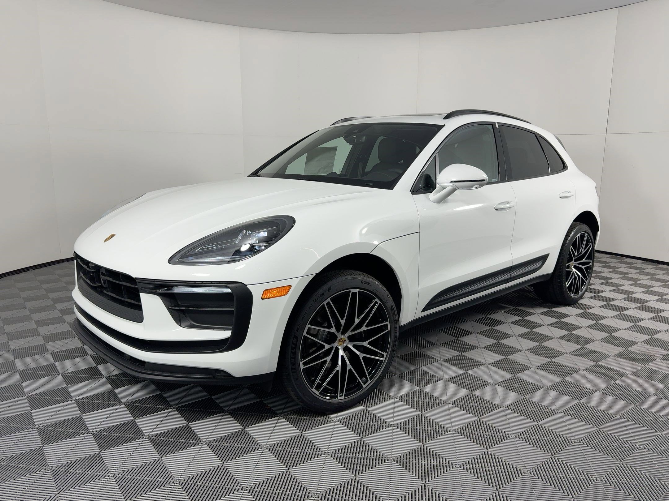 Certified 2026 Porsche Macan AWD/4WD image 1