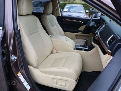 Used 2019 Toyota Highlander Limited image 21