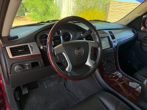 Used 2013 Cadillac Escalade AWD image 23
