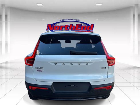 Used 2024 Volvo XC40 B5 Plus w/ Climate Package image 4