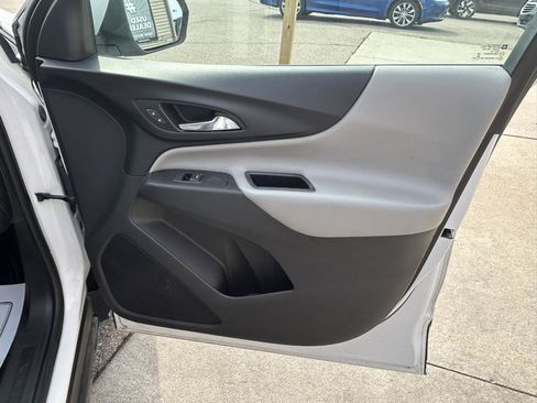 Used 2018 Chevrolet Equinox LT FWD image 16