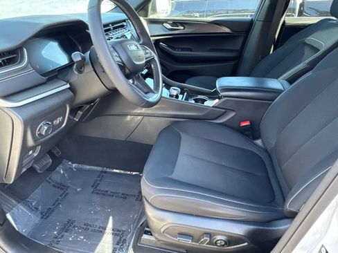 Used 2024 Jeep Grand Cherokee Laredo X w/ Luxury Tech Group I image 9