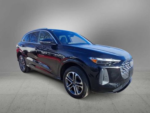 Certified 2025 Audi Q5 Premium w/ Convenience Package image 2