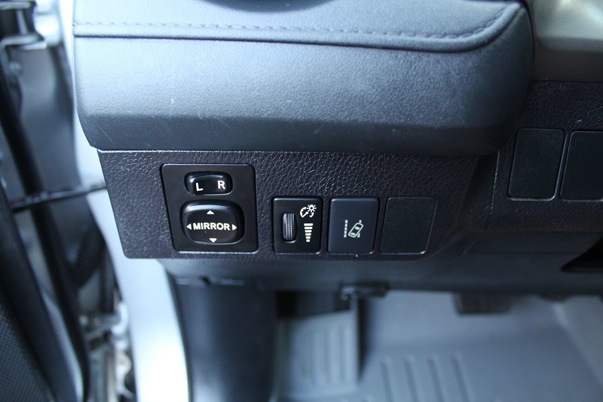 Used 2018 Toyota RAV4 LE FWD image 24