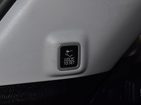 Used 2023 Jeep Grand Cherokee Limited AWD/4WD image 13