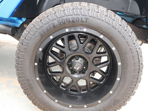 Used 2015 Jeep Wrangler Unlimited Sahara AWD/4WD image 12