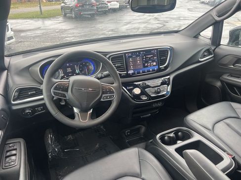 Used 2025 Chrysler Pacifica Select image 13