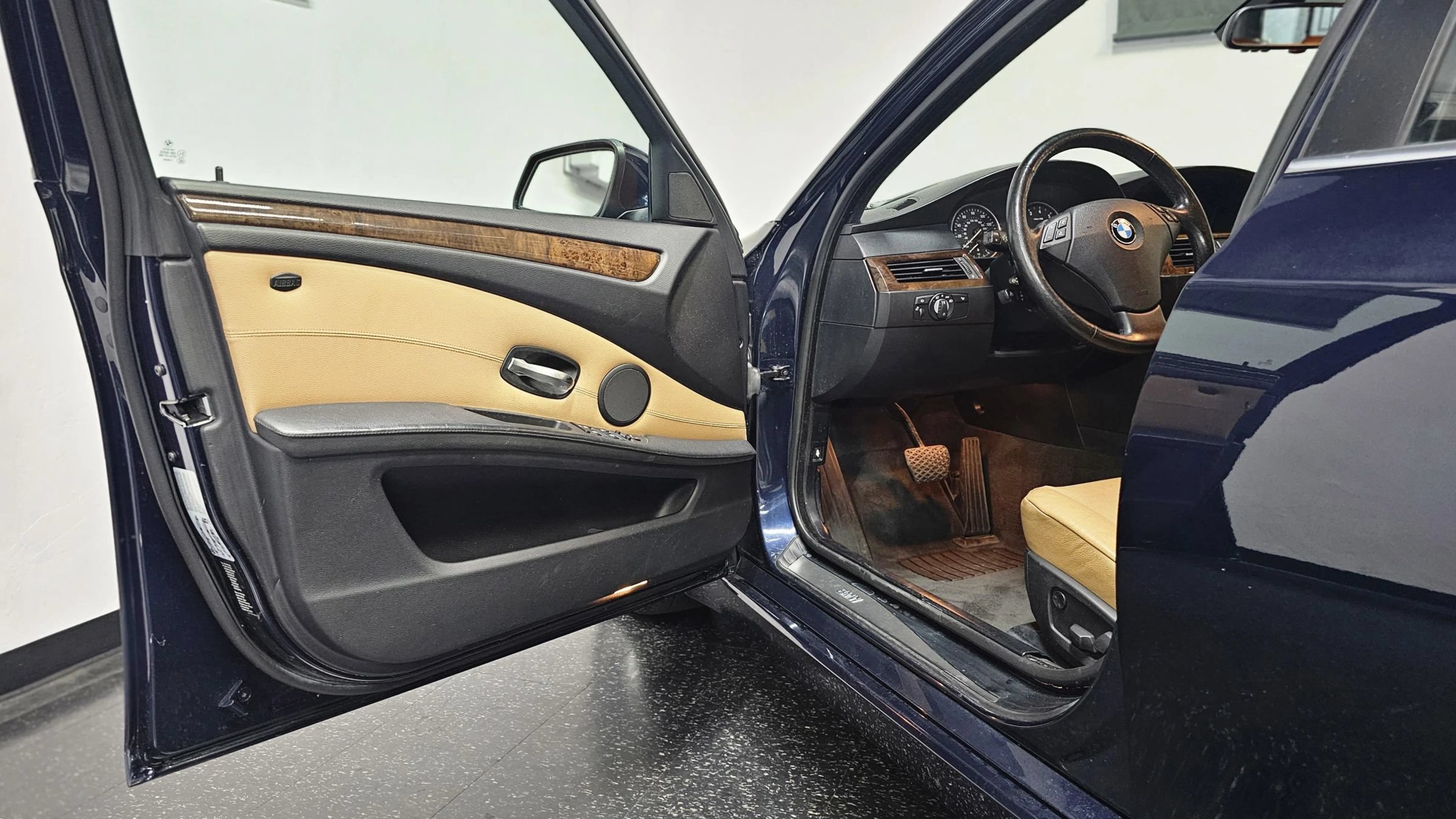 Used 2010 BMW 535i xDrive Wagon AWD/4WD image 8