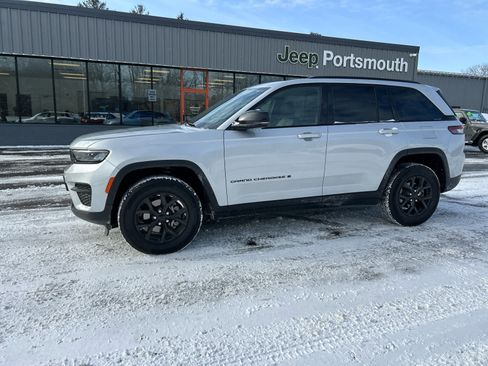 Used 2025 Jeep Grand Cherokee Altitude image 17