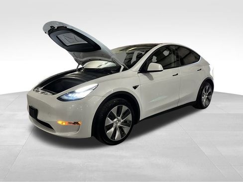 Used 2022 Tesla Model Y Long Range image 11