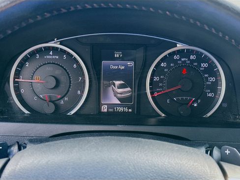 Used 2017 Toyota Camry SE image 9