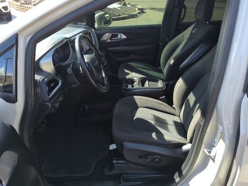 Used 2021 Chrysler Pacifica Touring w/ S Appearance Package image 16