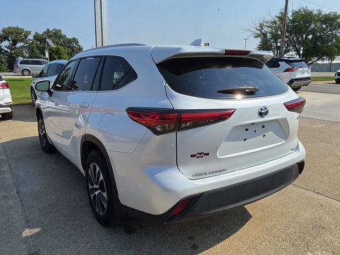 Used 2022 Toyota Highlander XLE AWD/4WD image 7