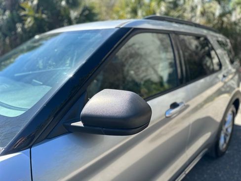 Used 2022 Ford Explorer XLT w/ Equipment Group 202A image 6