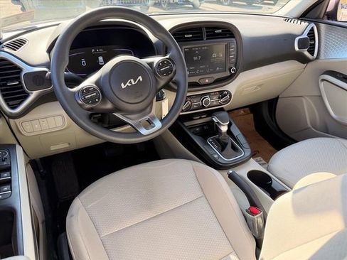 Used 2025 Kia Soul LX w/ LX Technology Package FWD image 7