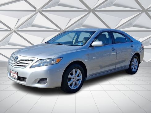 Used 2011 Toyota Camry LE image 4