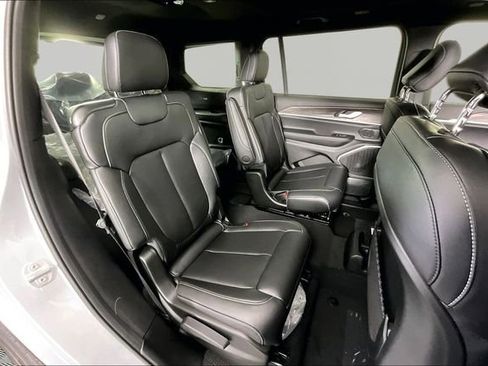 New 2026 Jeep Grand Cherokee L Limited w/ Limited Altitude Package AWD/4WD image 11