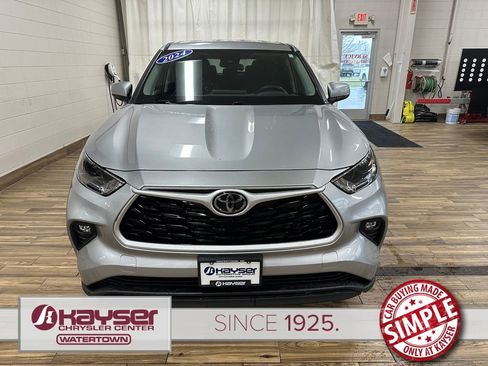 Used 2024 Toyota Highlander LE AWD/4WD image 7