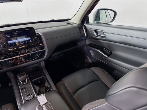 Used 2023 Nissan Pathfinder SL w/ Black Appearance Package image 23