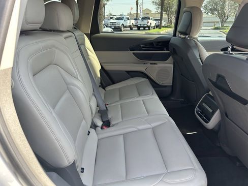 Used 2024 Lincoln Nautilus Premier image 20