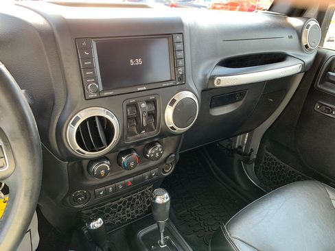 Used 2017 Jeep Wrangler Unlimited Rubicon w/ Cold Weather Group AWD/4WD image 16