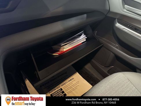 Used 2024 Toyota Sienna LE FWD image 32
