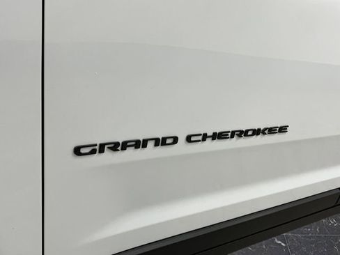 Used 2023 Jeep Grand Cherokee Limited w/ Luxury Tech Group II image 36