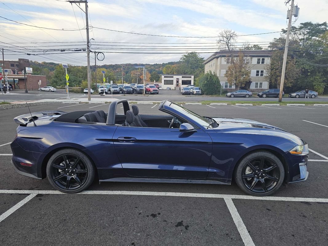 Used 2019 Ford Mustang Convertible w/ Black Accent Package RWD image 5