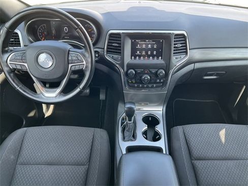 Used 2021 Jeep Grand Cherokee Laredo image 3